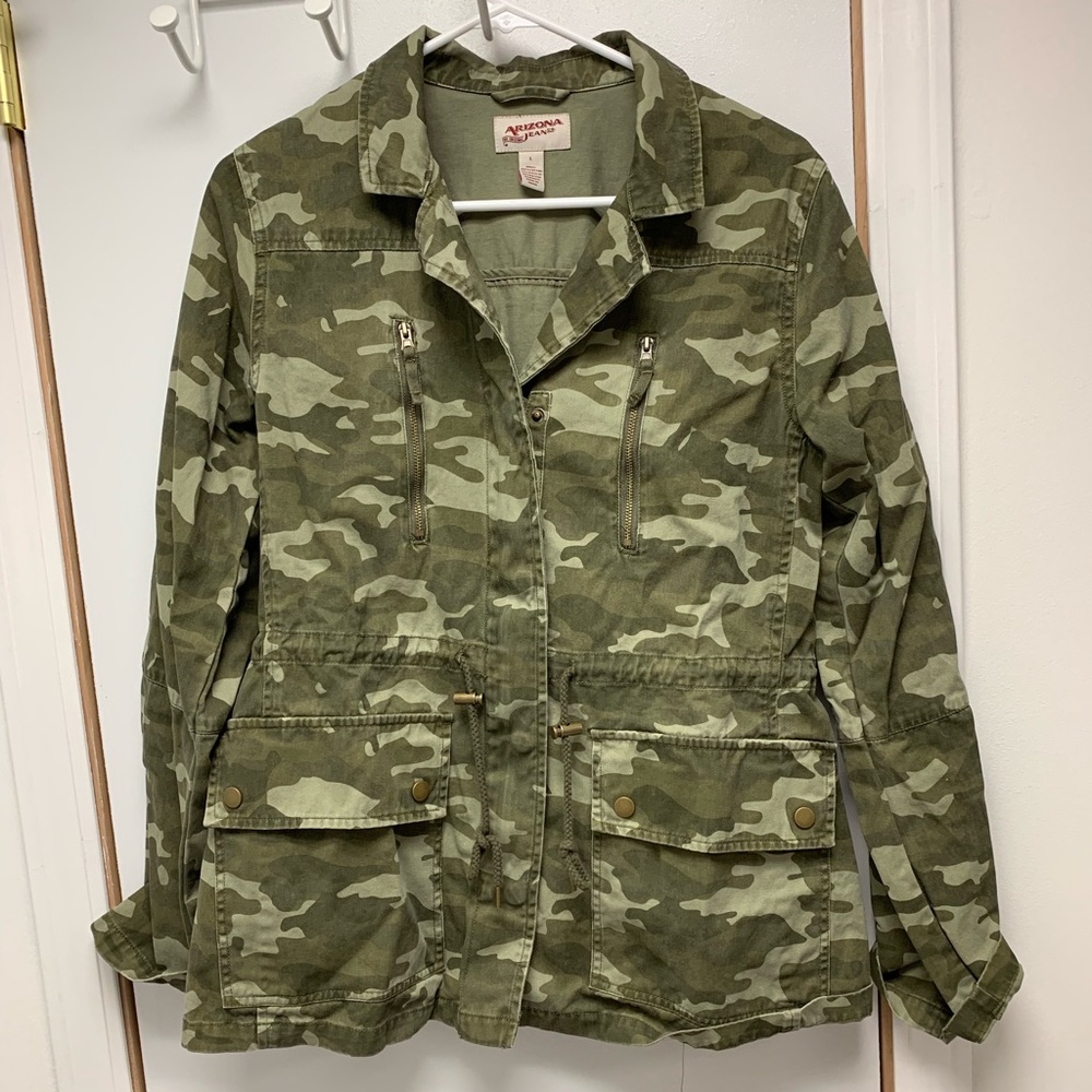 zip up camo jacket in a size large